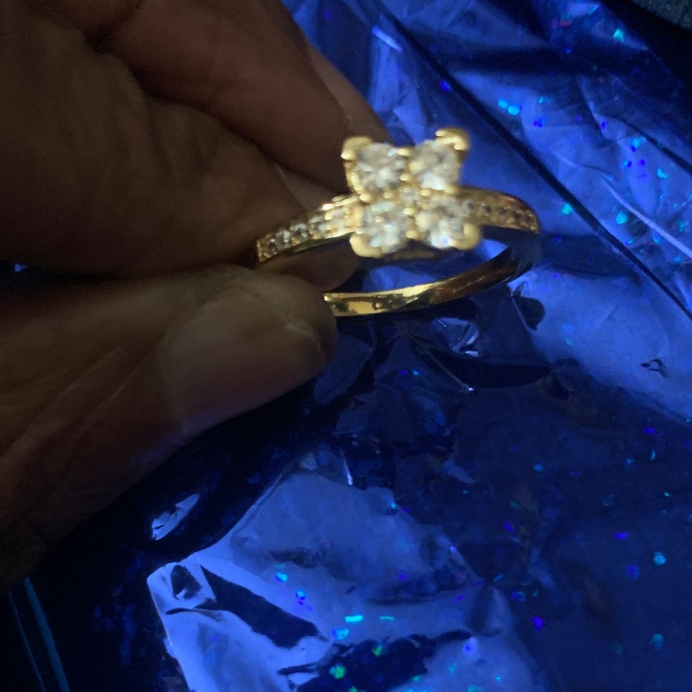 New beautiful 14-KT Gold Floral Cluster Diamond Engagement Women a Ring ( 7-1/2) - Picture 5 of 16